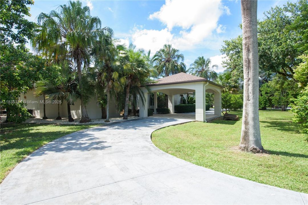 合同活跃: $2,999,000 (4 贝兹, 4 浴室, 3764 平方英尺)