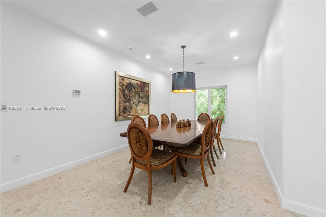 合同活跃: $2,999,000 (4 贝兹, 4 浴室, 3764 平方英尺)