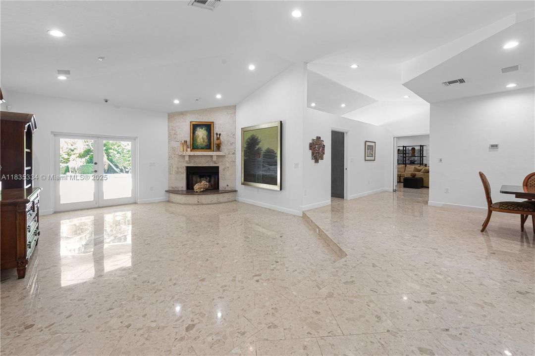 合同活跃: $2,999,000 (4 贝兹, 4 浴室, 3764 平方英尺)