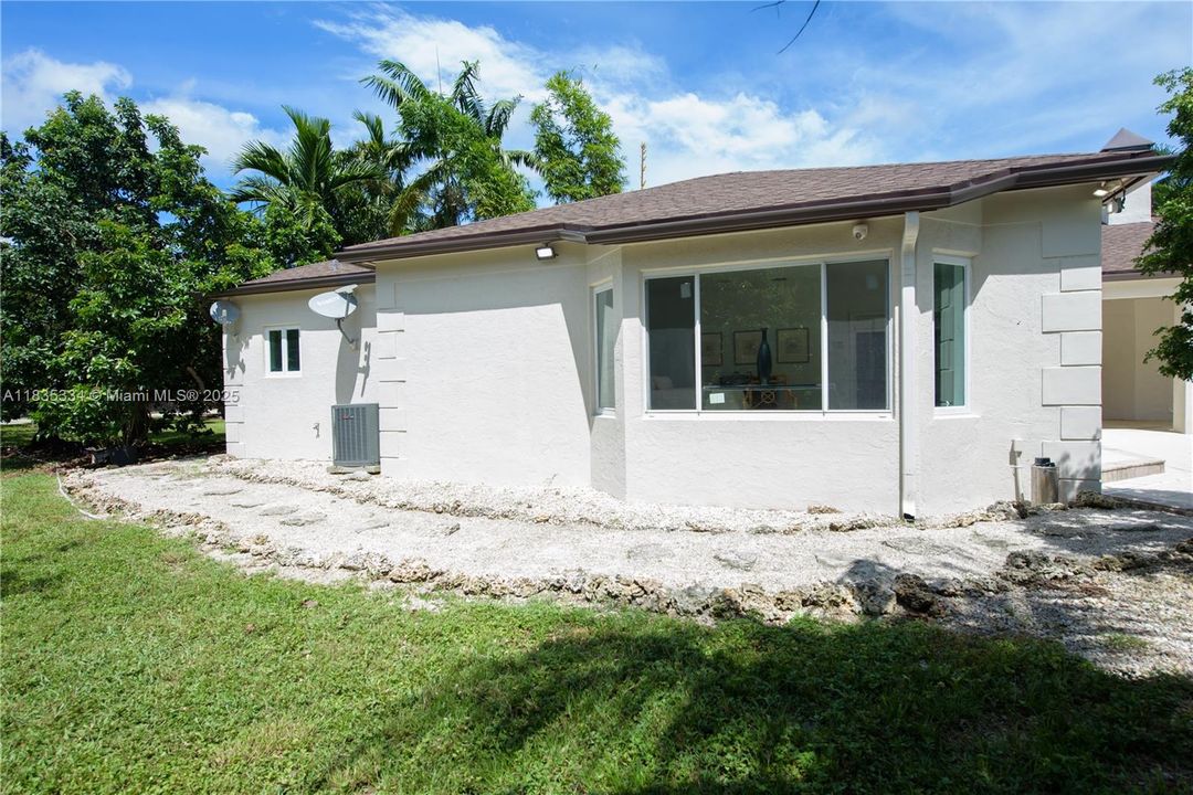 合同活跃: $2,999,000 (4 贝兹, 4 浴室, 3764 平方英尺)