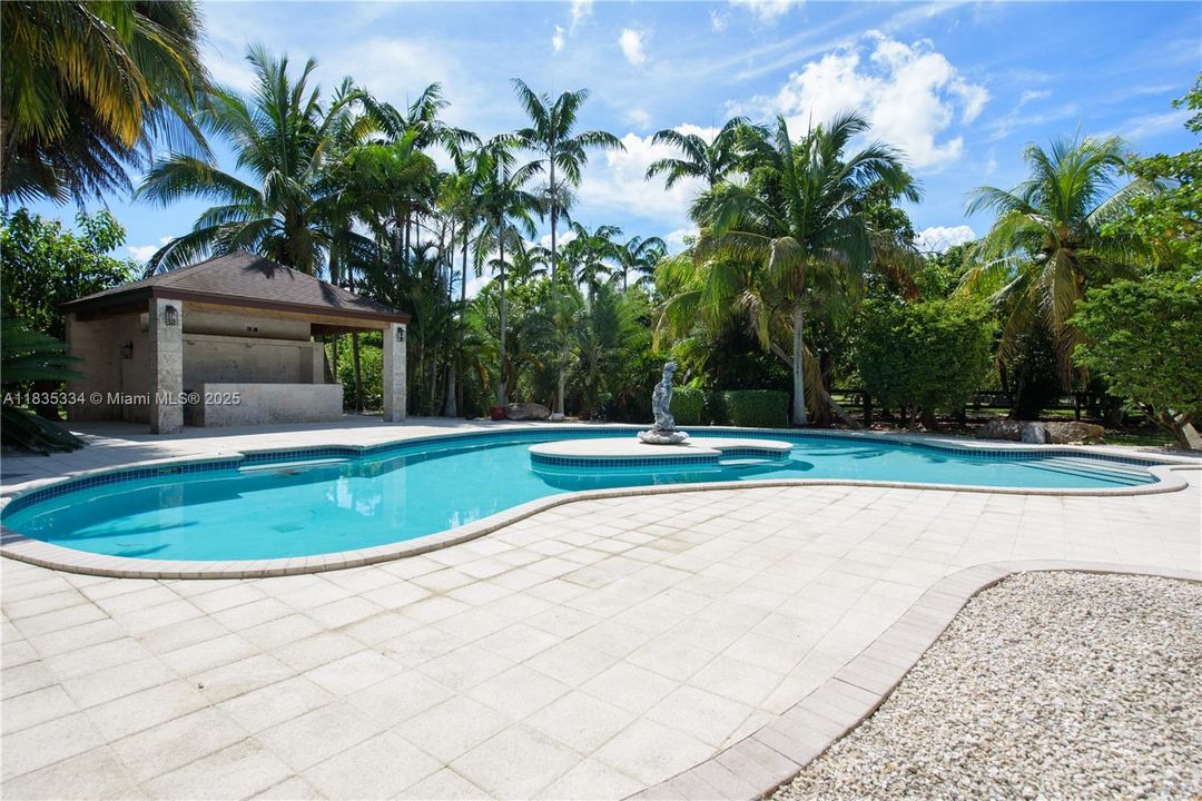 合同活跃: $2,999,000 (4 贝兹, 4 浴室, 3764 平方英尺)