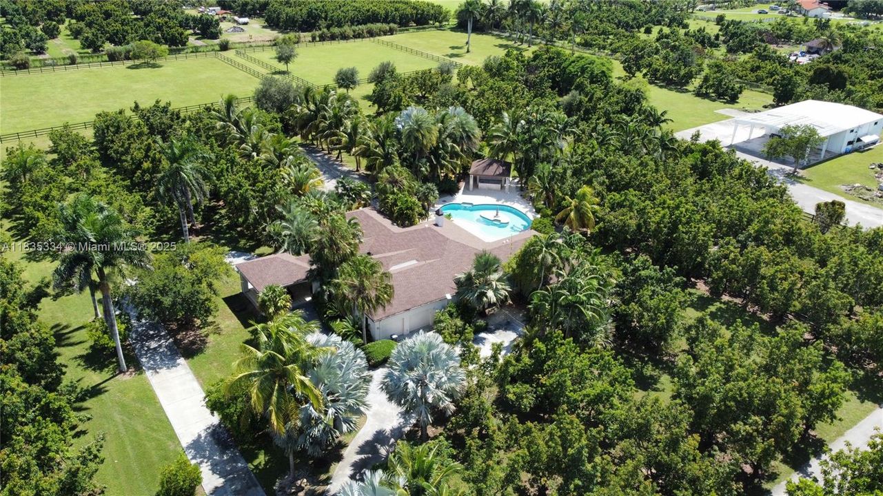 合同活跃: $2,999,000 (4 贝兹, 4 浴室, 3764 平方英尺)