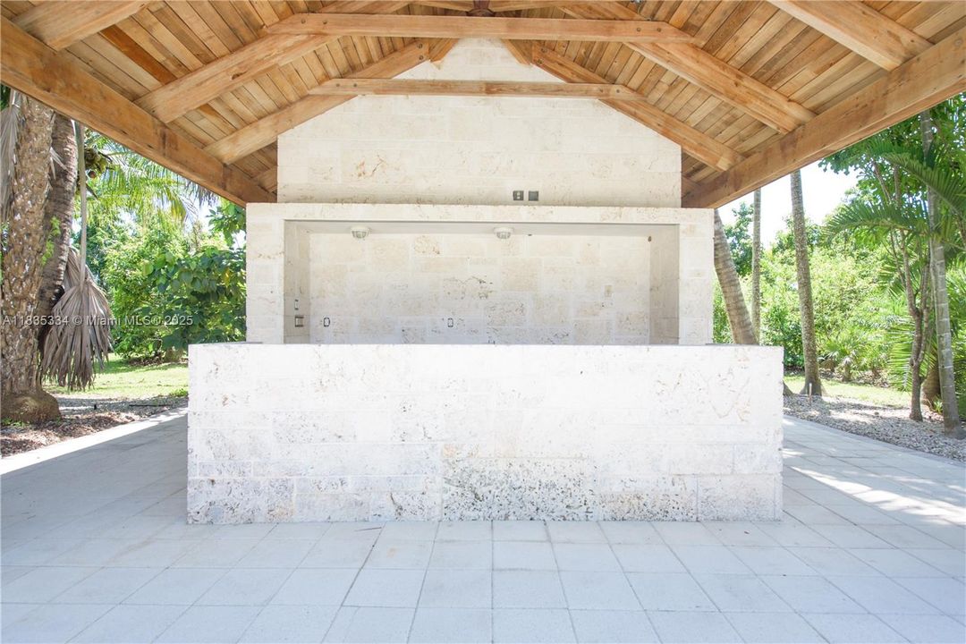 合同活跃: $2,999,000 (4 贝兹, 4 浴室, 3764 平方英尺)