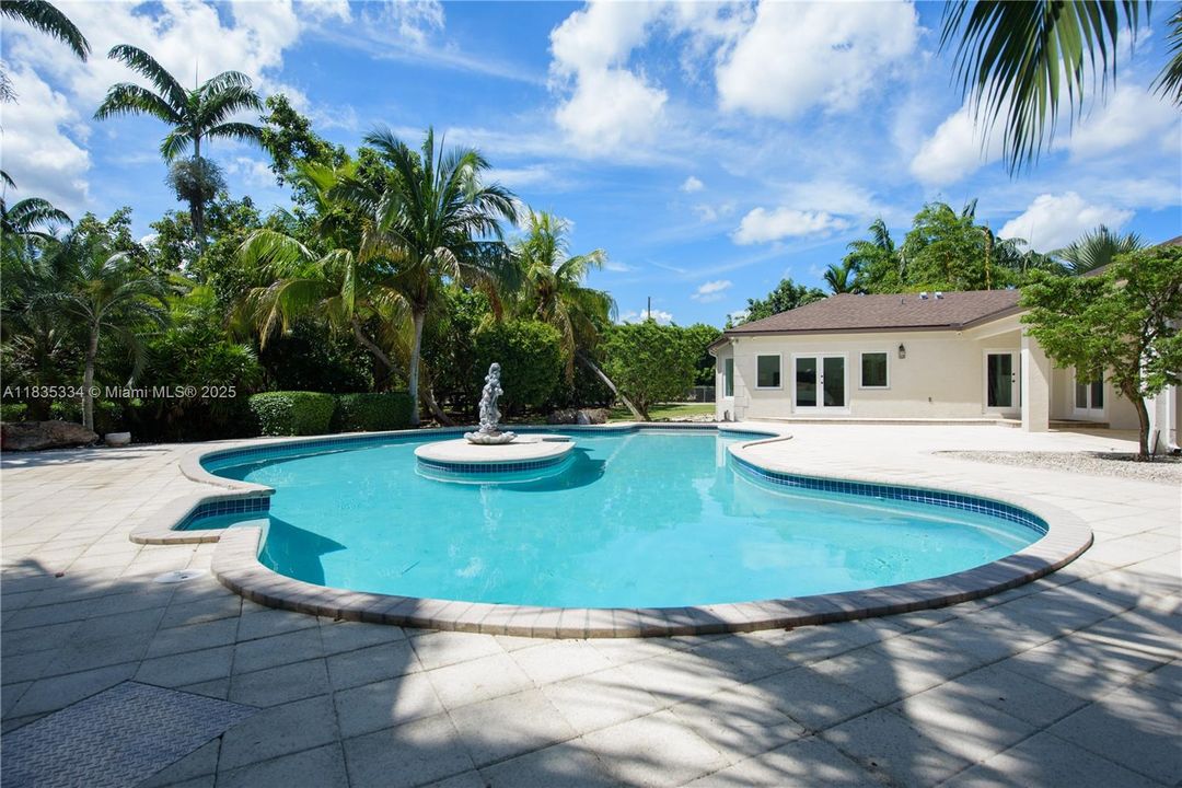 合同活跃: $2,999,000 (4 贝兹, 4 浴室, 3764 平方英尺)