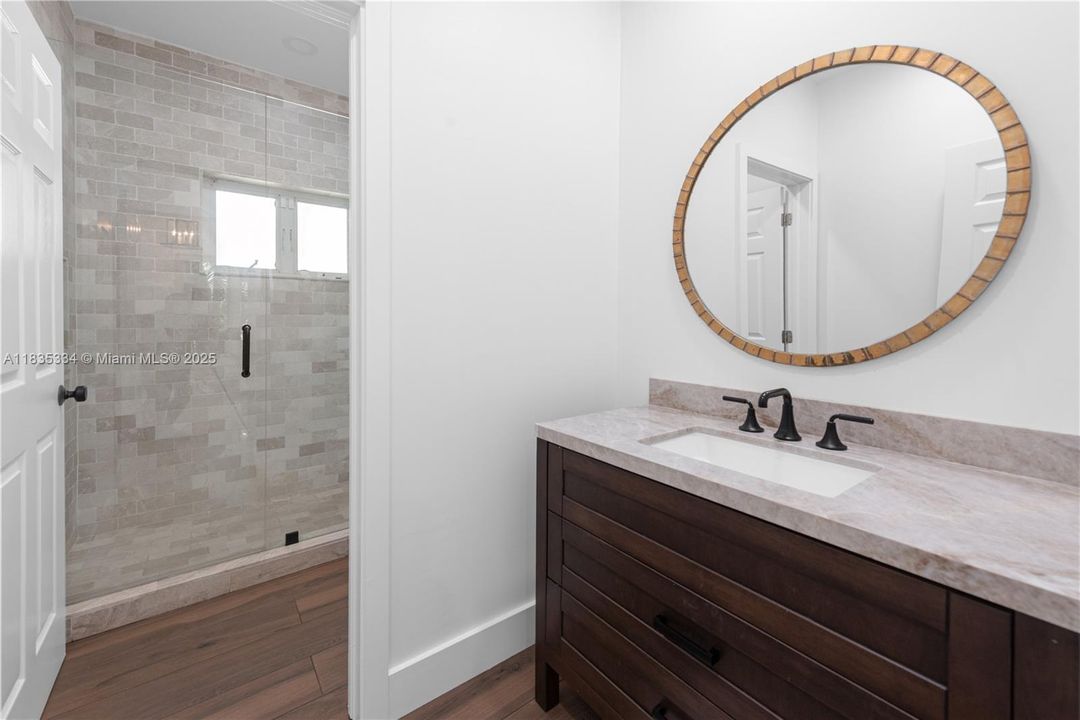 合同活跃: $2,999,000 (4 贝兹, 4 浴室, 3764 平方英尺)