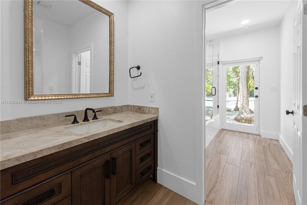 合同活跃: $2,999,000 (4 贝兹, 4 浴室, 3764 平方英尺)