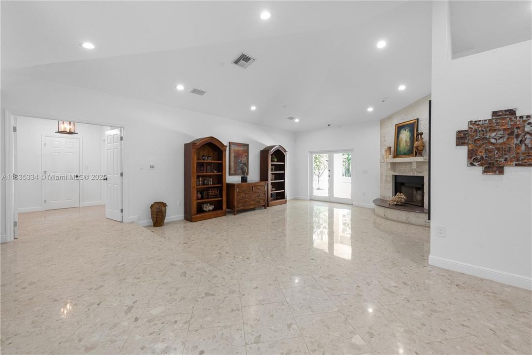 合同活跃: $2,999,000 (4 贝兹, 4 浴室, 3764 平方英尺)