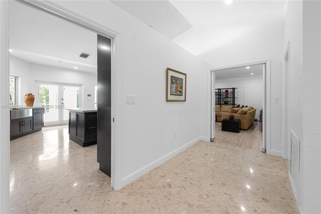 合同活跃: $2,999,000 (4 贝兹, 4 浴室, 3764 平方英尺)