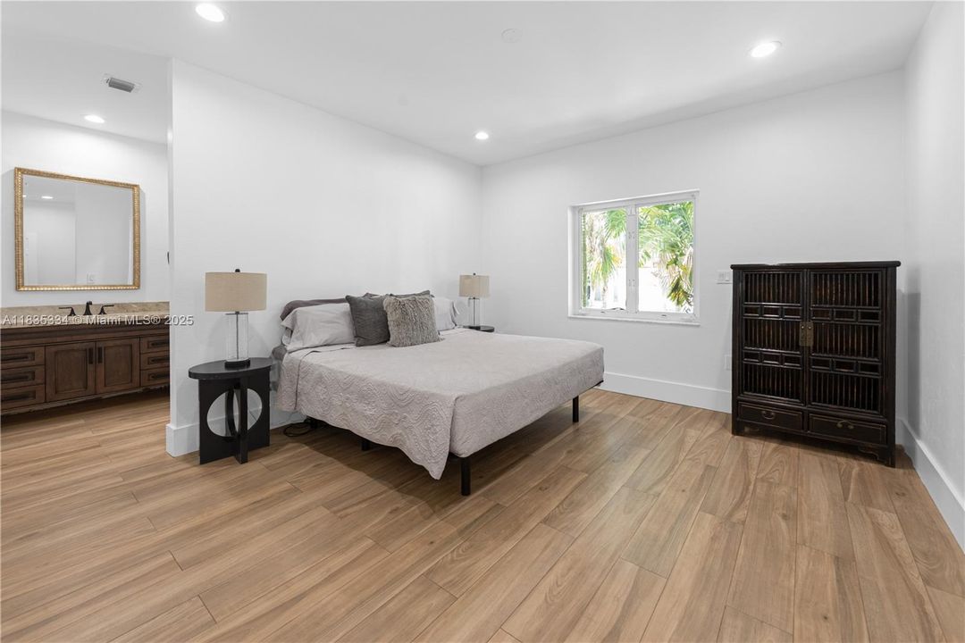 合同活跃: $2,999,000 (4 贝兹, 4 浴室, 3764 平方英尺)