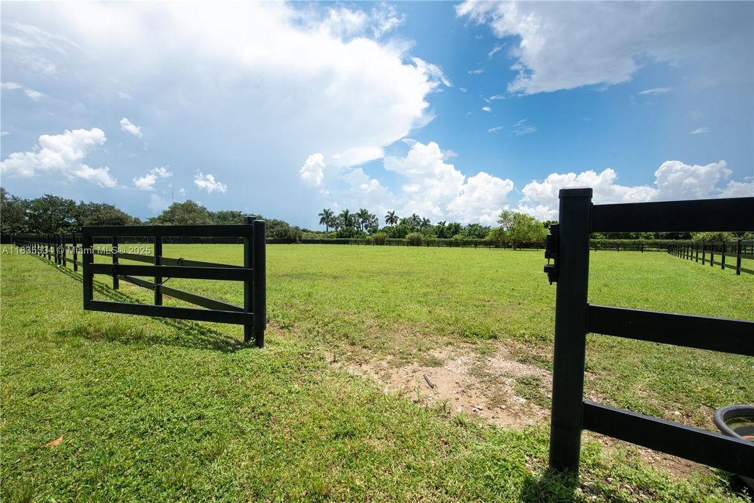 合同活跃: $2,999,000 (4 贝兹, 4 浴室, 3764 平方英尺)