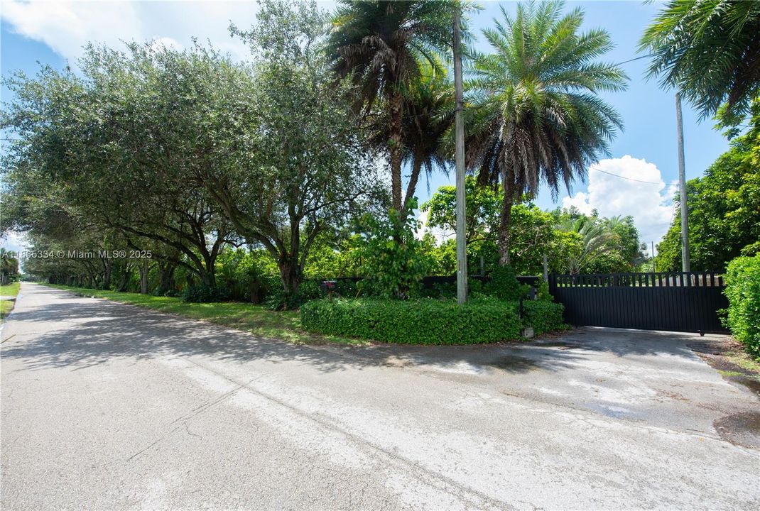 合同活跃: $2,999,000 (4 贝兹, 4 浴室, 3764 平方英尺)