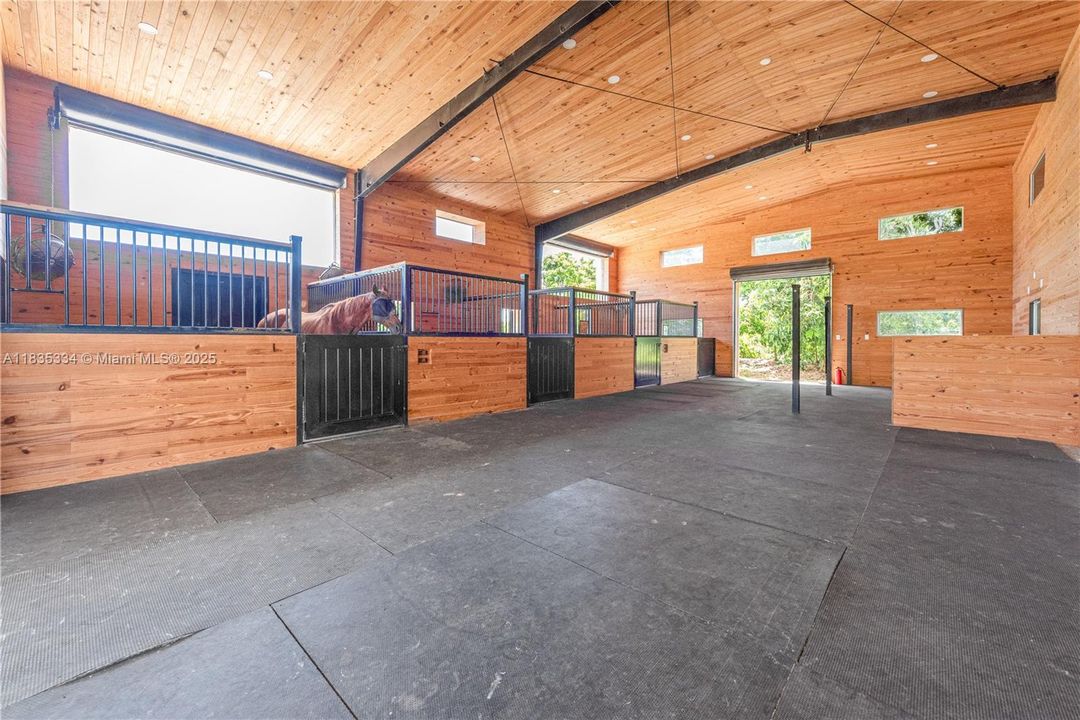 合同活跃: $2,999,000 (4 贝兹, 4 浴室, 3764 平方英尺)