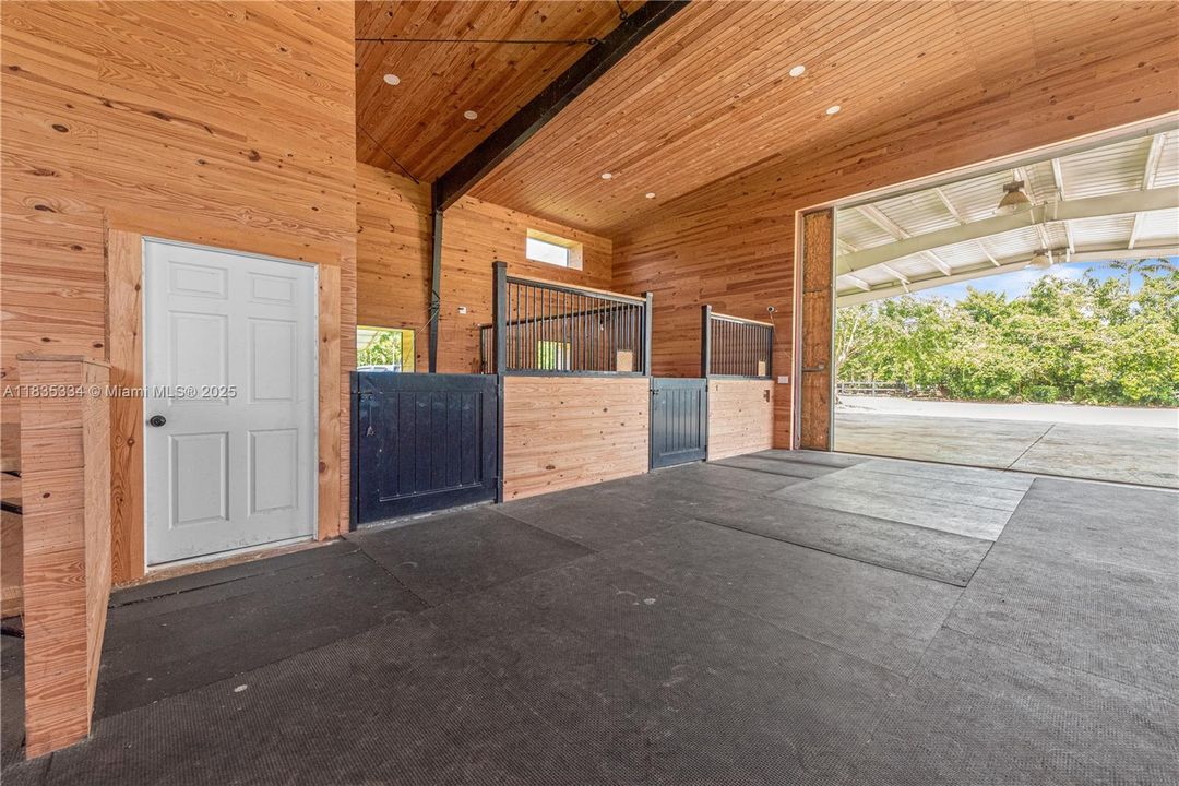 合同活跃: $2,999,000 (4 贝兹, 4 浴室, 3764 平方英尺)