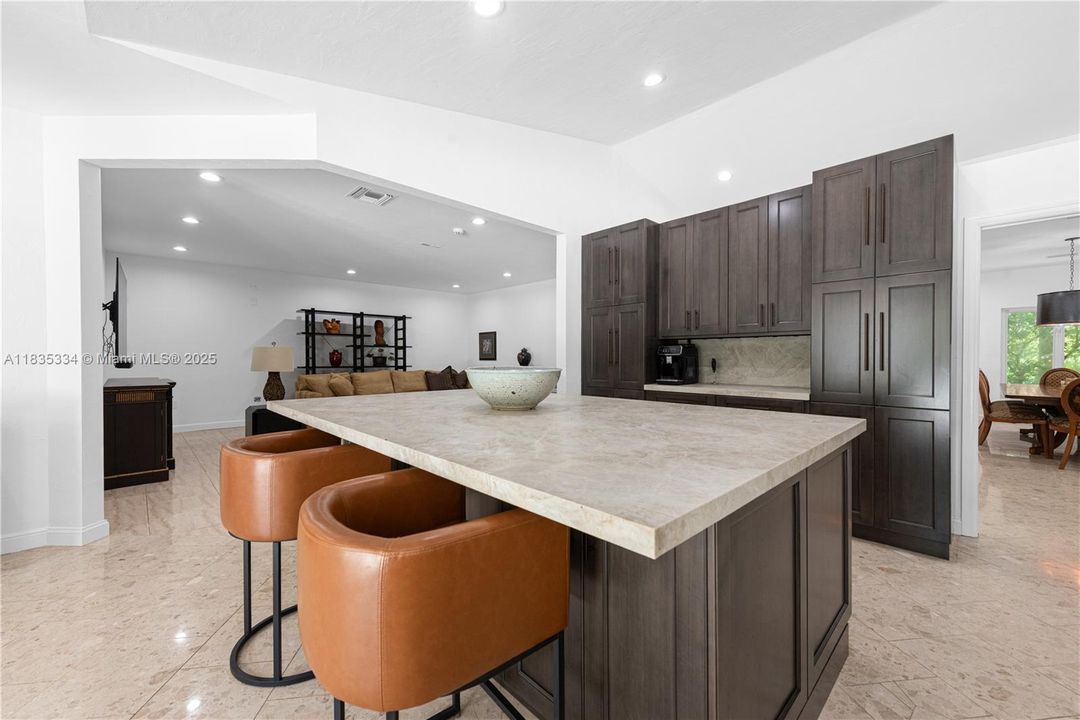 合同活跃: $2,999,000 (4 贝兹, 4 浴室, 3764 平方英尺)