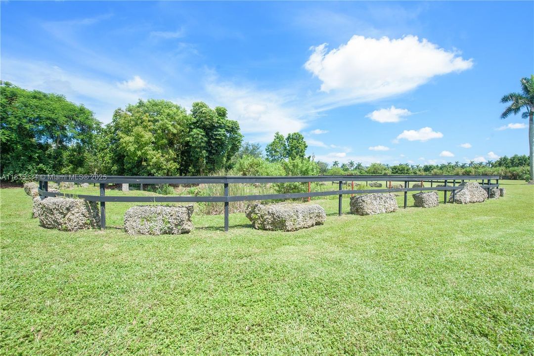 合同活跃: $2,999,000 (4 贝兹, 4 浴室, 3764 平方英尺)