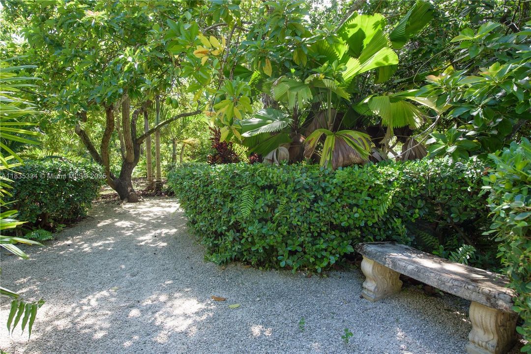 合同活跃: $2,999,000 (4 贝兹, 4 浴室, 3764 平方英尺)