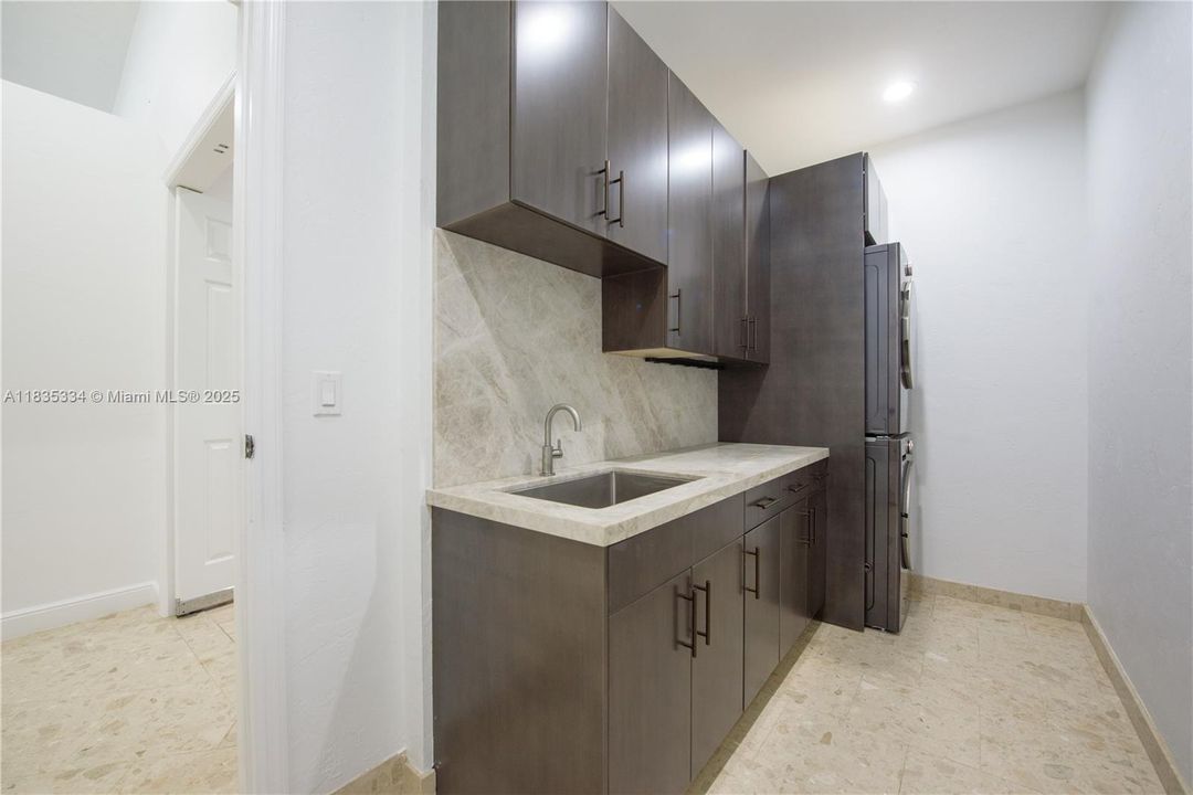 合同活跃: $2,999,000 (4 贝兹, 4 浴室, 3764 平方英尺)