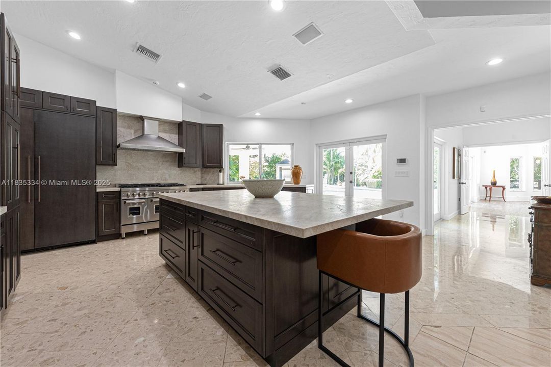 合同活跃: $2,999,000 (4 贝兹, 4 浴室, 3764 平方英尺)