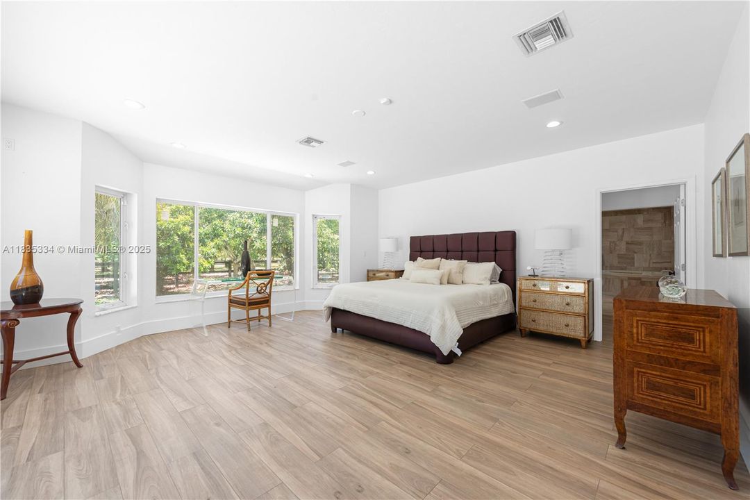 合同活跃: $2,999,000 (4 贝兹, 4 浴室, 3764 平方英尺)