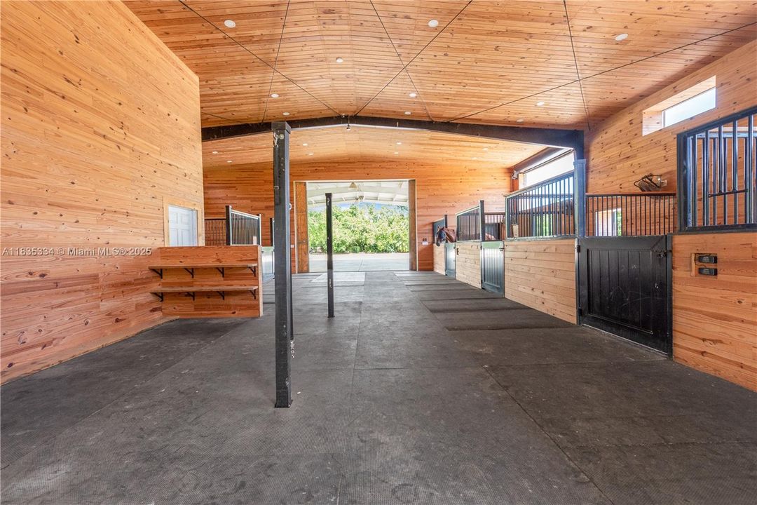 合同活跃: $2,999,000 (4 贝兹, 4 浴室, 3764 平方英尺)