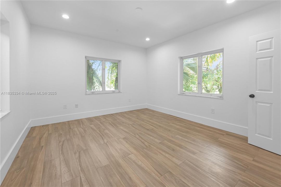 合同活跃: $2,999,000 (4 贝兹, 4 浴室, 3764 平方英尺)