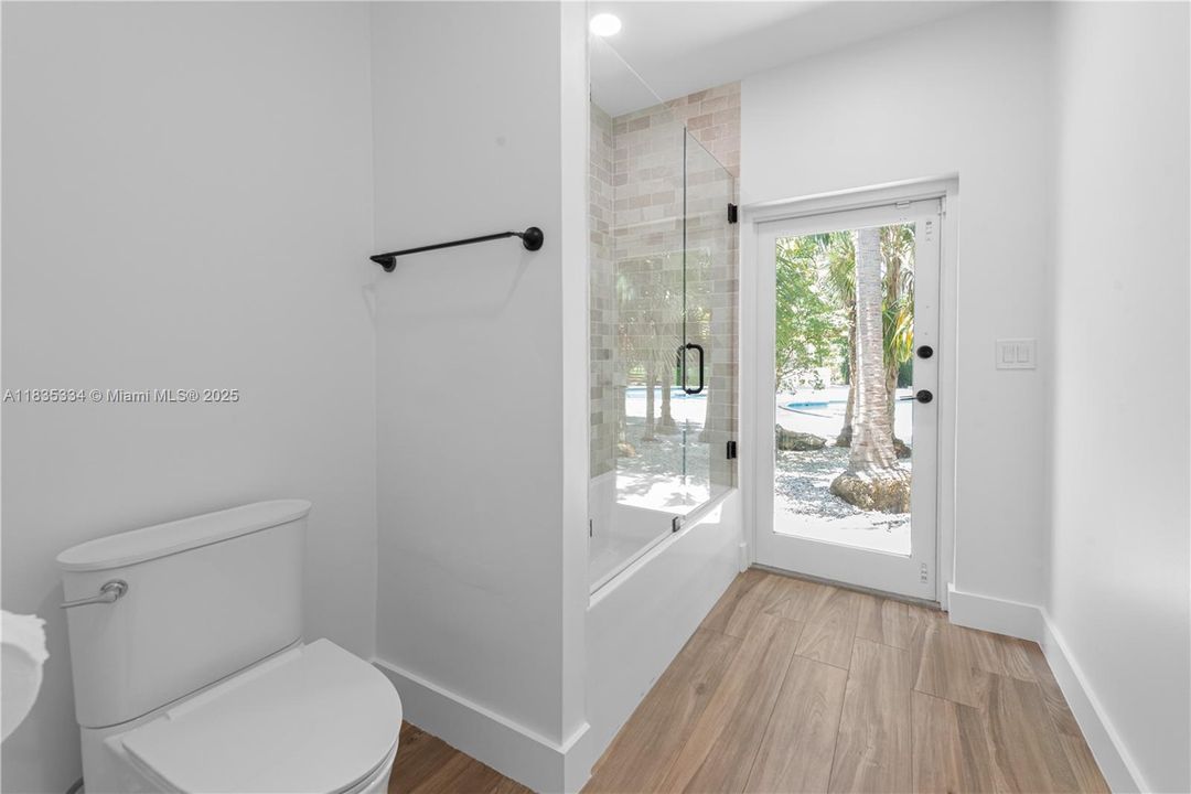 合同活跃: $2,999,000 (4 贝兹, 4 浴室, 3764 平方英尺)