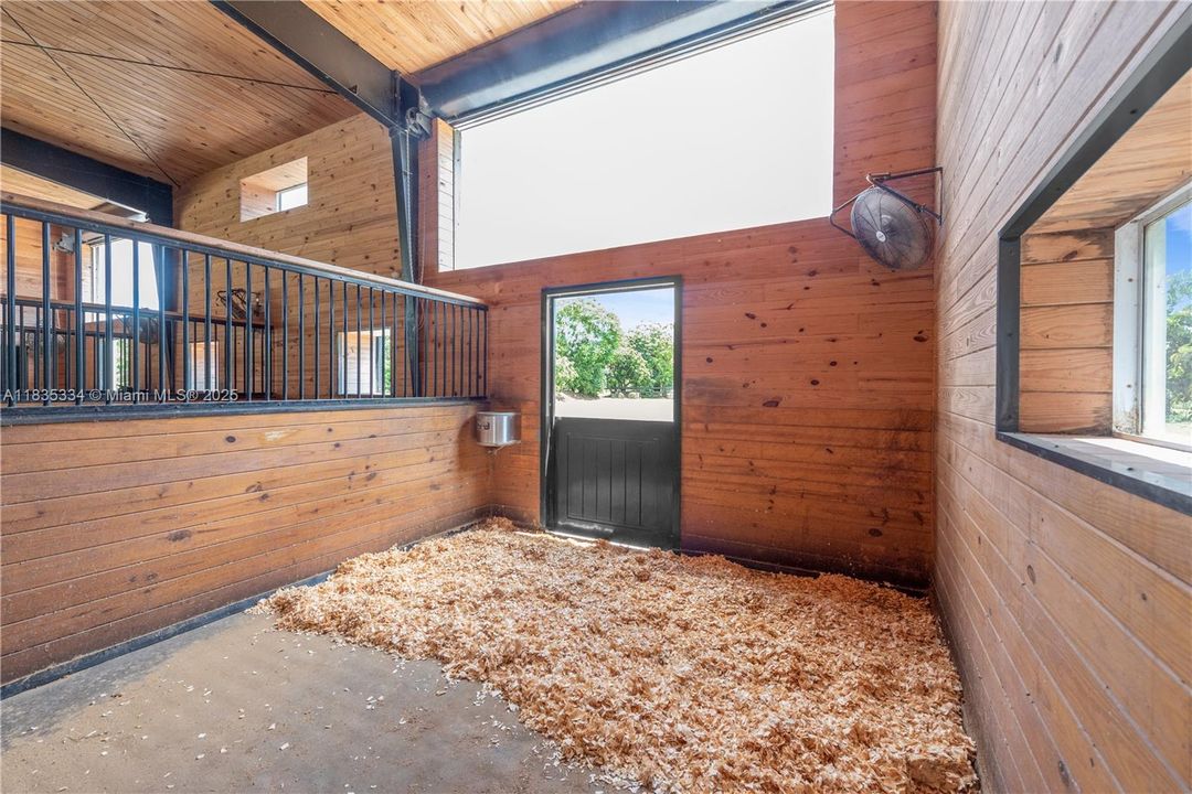 合同活跃: $2,999,000 (4 贝兹, 4 浴室, 3764 平方英尺)