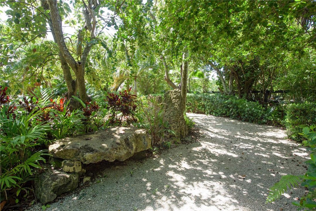 合同活跃: $2,999,000 (4 贝兹, 4 浴室, 3764 平方英尺)