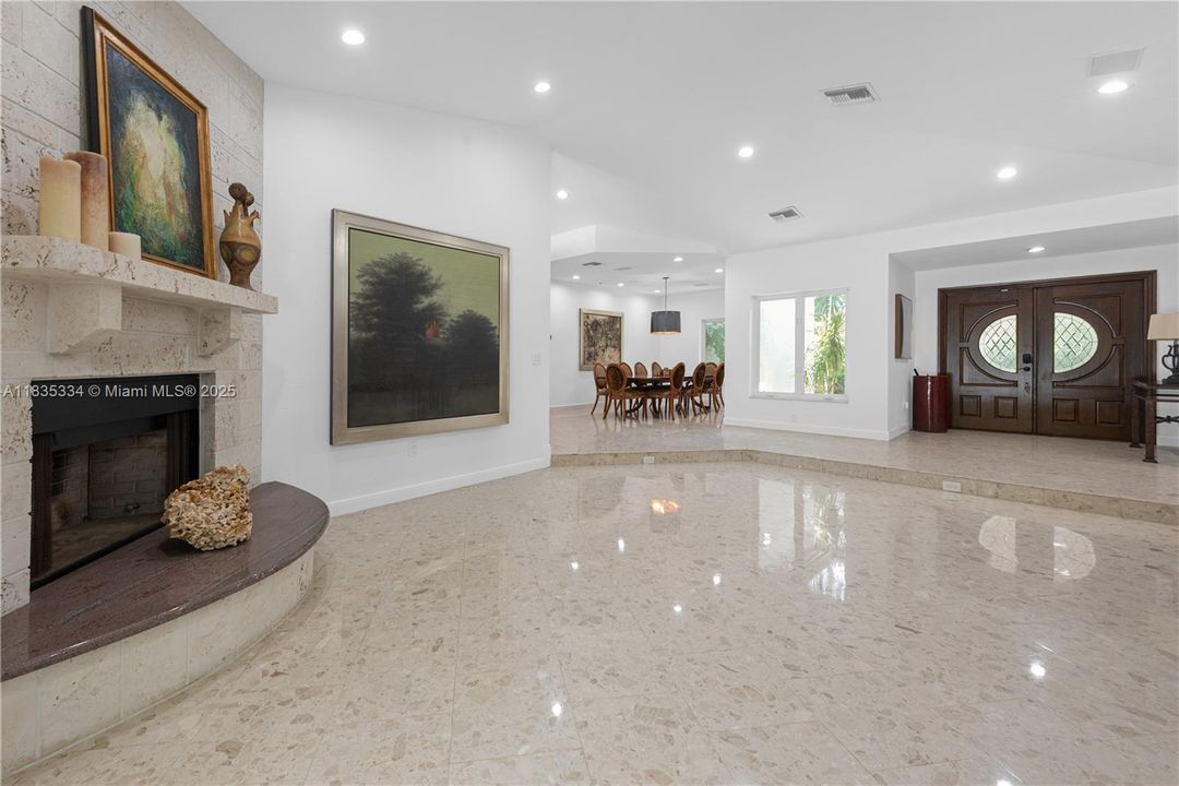 合同活跃: $2,999,000 (4 贝兹, 4 浴室, 3764 平方英尺)