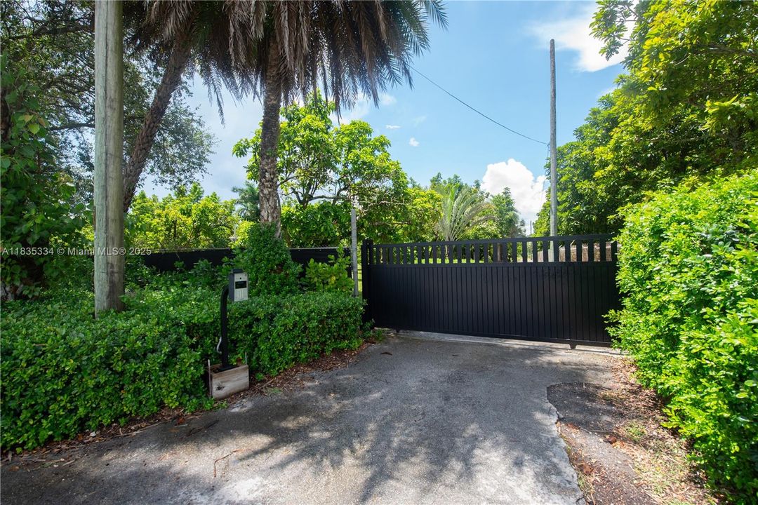 合同活跃: $2,999,000 (4 贝兹, 4 浴室, 3764 平方英尺)