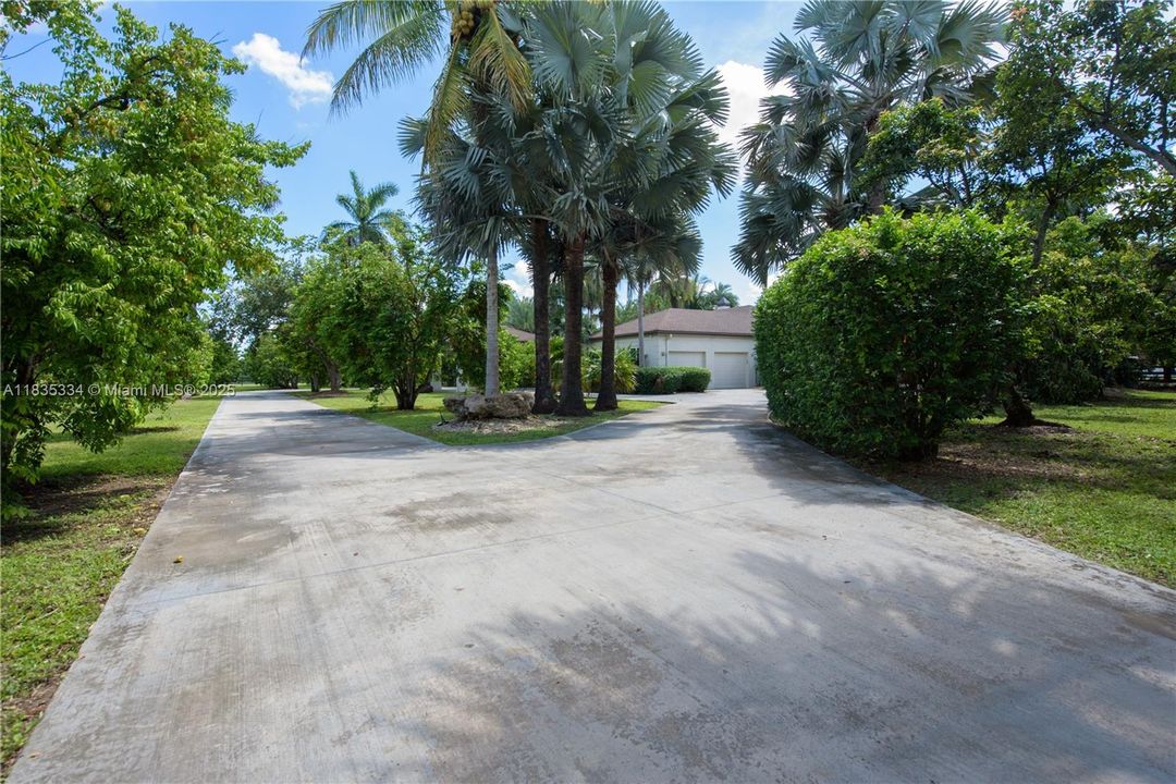 合同活跃: $2,999,000 (4 贝兹, 4 浴室, 3764 平方英尺)