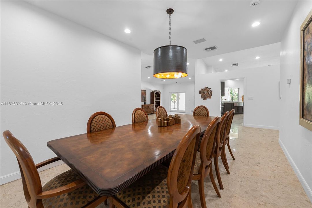 合同活跃: $2,999,000 (4 贝兹, 4 浴室, 3764 平方英尺)