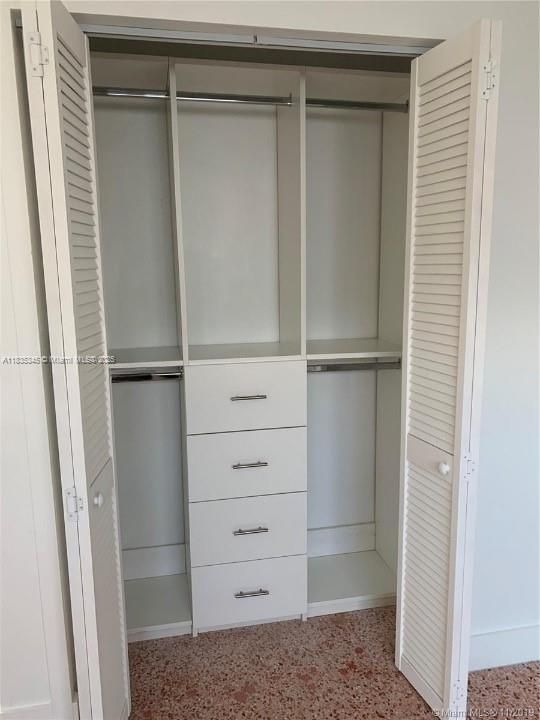 合同活跃: $1,500 (1 贝兹, 1 浴室, 2005 平方英尺)