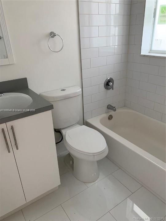 合同活跃: $1,500 (1 贝兹, 1 浴室, 2005 平方英尺)