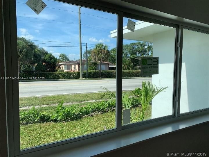 合同活跃: $1,500 (1 贝兹, 1 浴室, 2005 平方英尺)