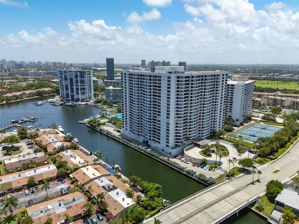 Vendido Recientemente: $265,000 (2 camas, 2 baños, 1280 Pies cuadrados)