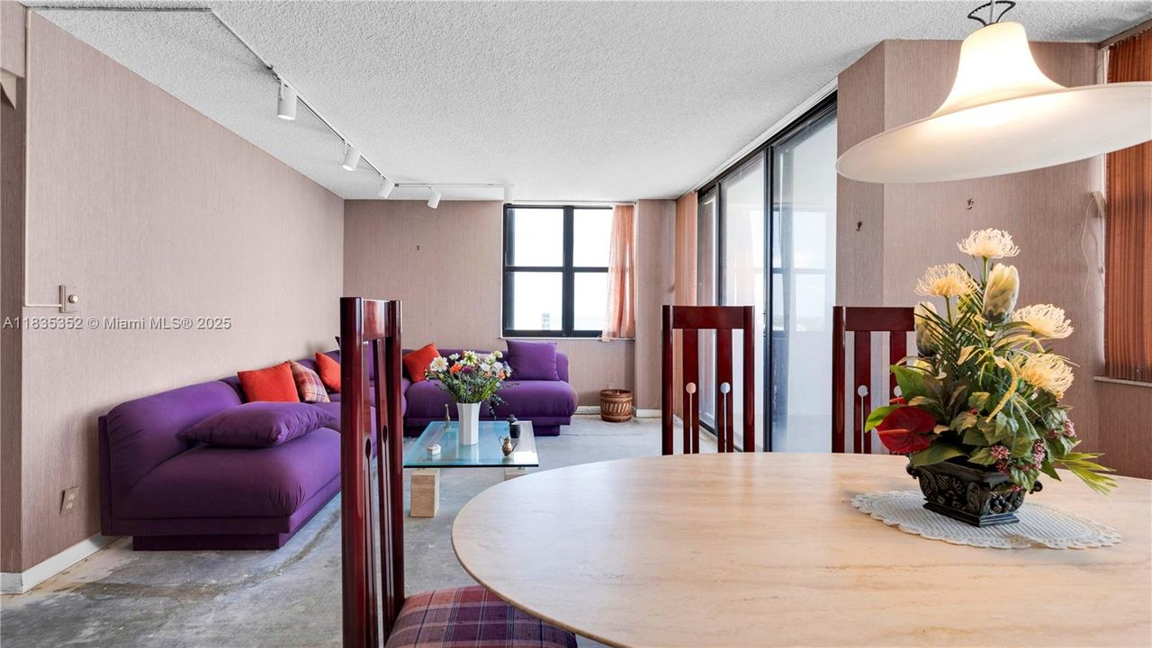 Vendido Recientemente: $750,000 (2 camas, 2 baños, 1005 Pies cuadrados)