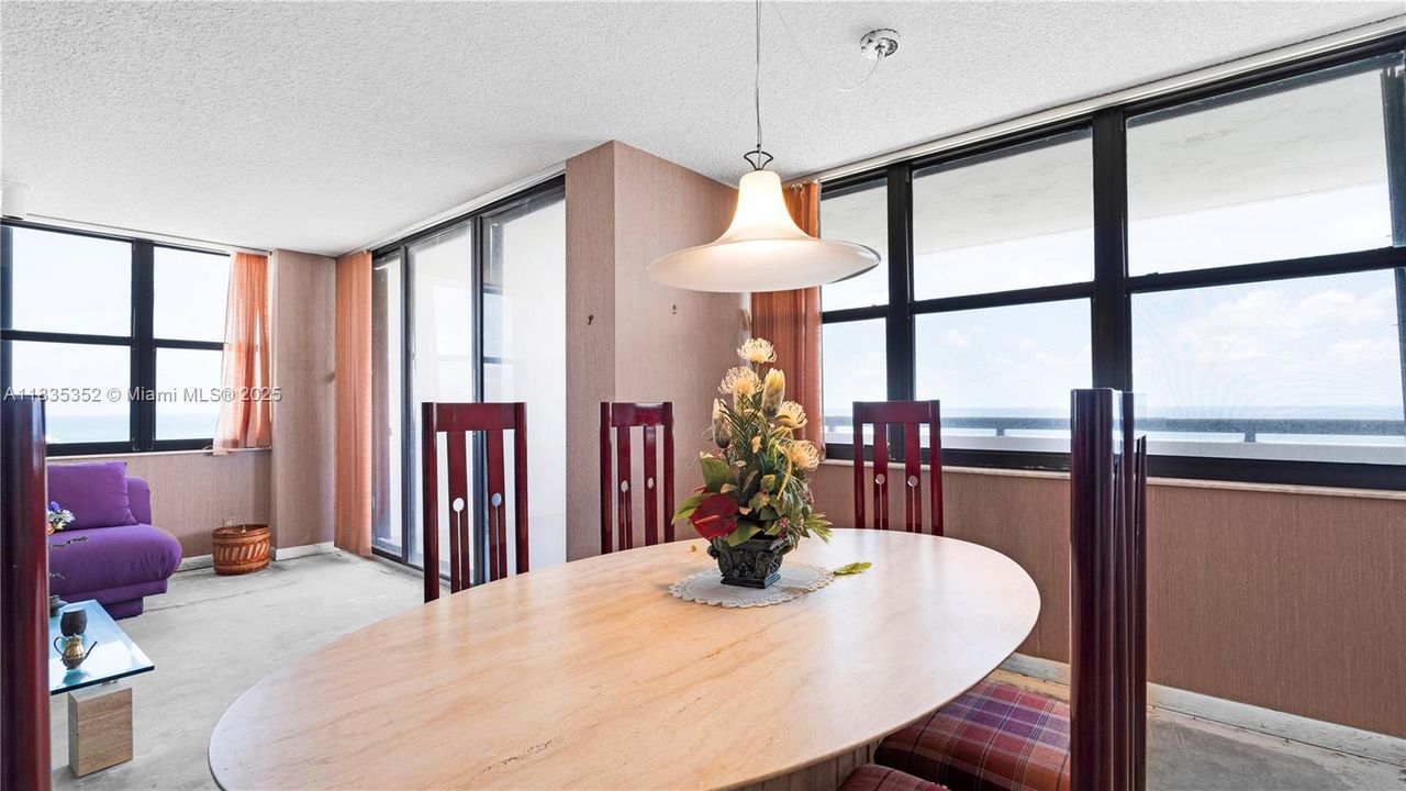 Vendido Recientemente: $750,000 (2 camas, 2 baños, 1005 Pies cuadrados)