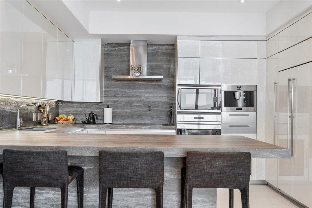 合同活跃: $3,190,000 (2 贝兹, 2 浴室, 2300 平方英尺)