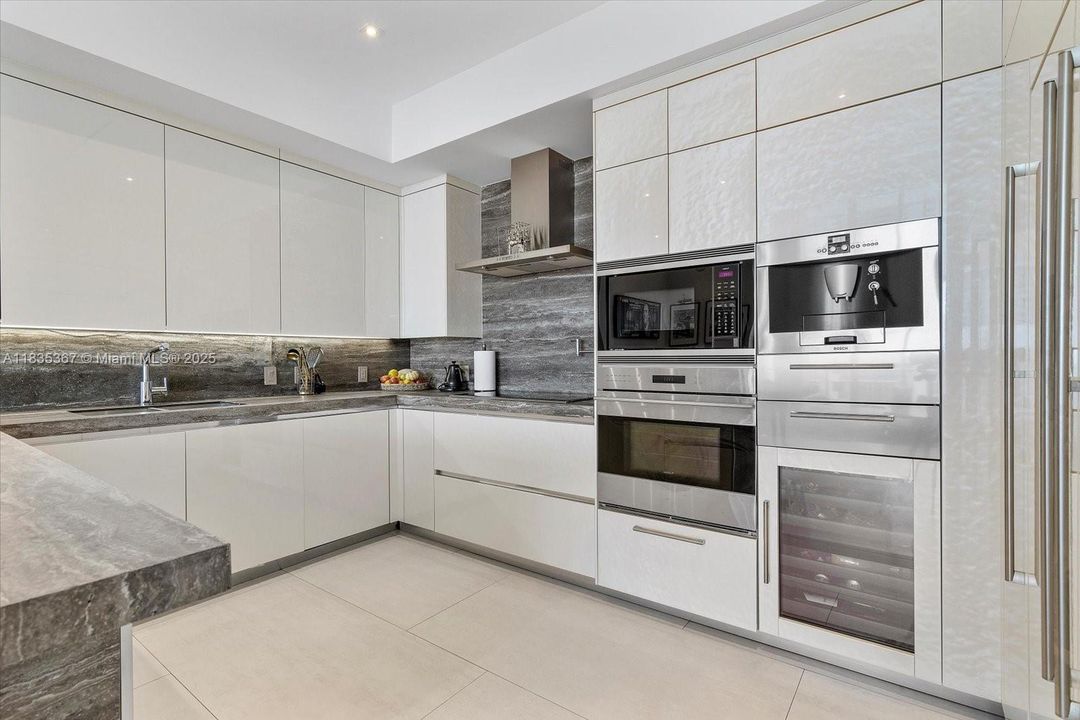 合同活跃: $3,190,000 (2 贝兹, 2 浴室, 2300 平方英尺)