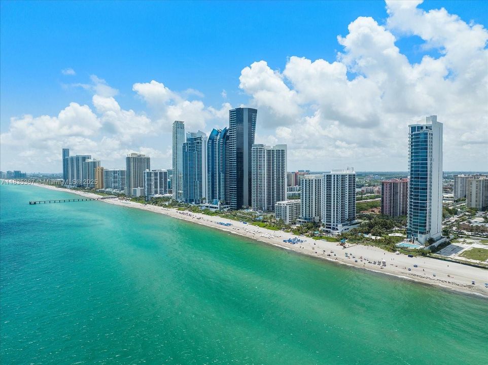 合同活跃: $3,190,000 (2 贝兹, 2 浴室, 2300 平方英尺)