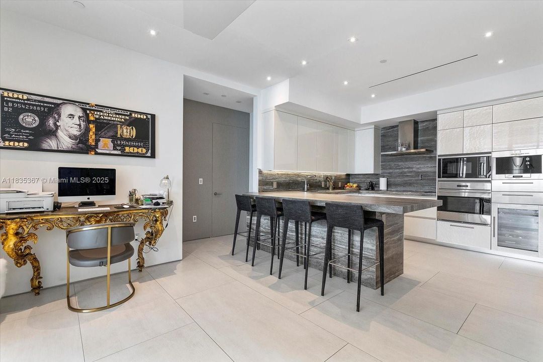 合同活跃: $3,190,000 (2 贝兹, 2 浴室, 2300 平方英尺)