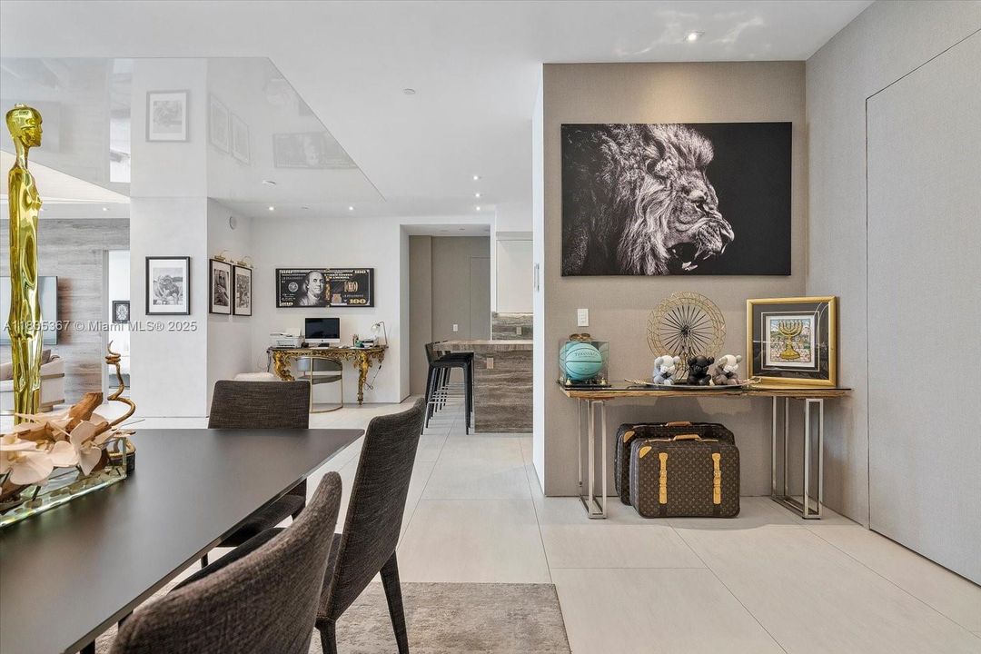 合同活跃: $3,190,000 (2 贝兹, 2 浴室, 2300 平方英尺)