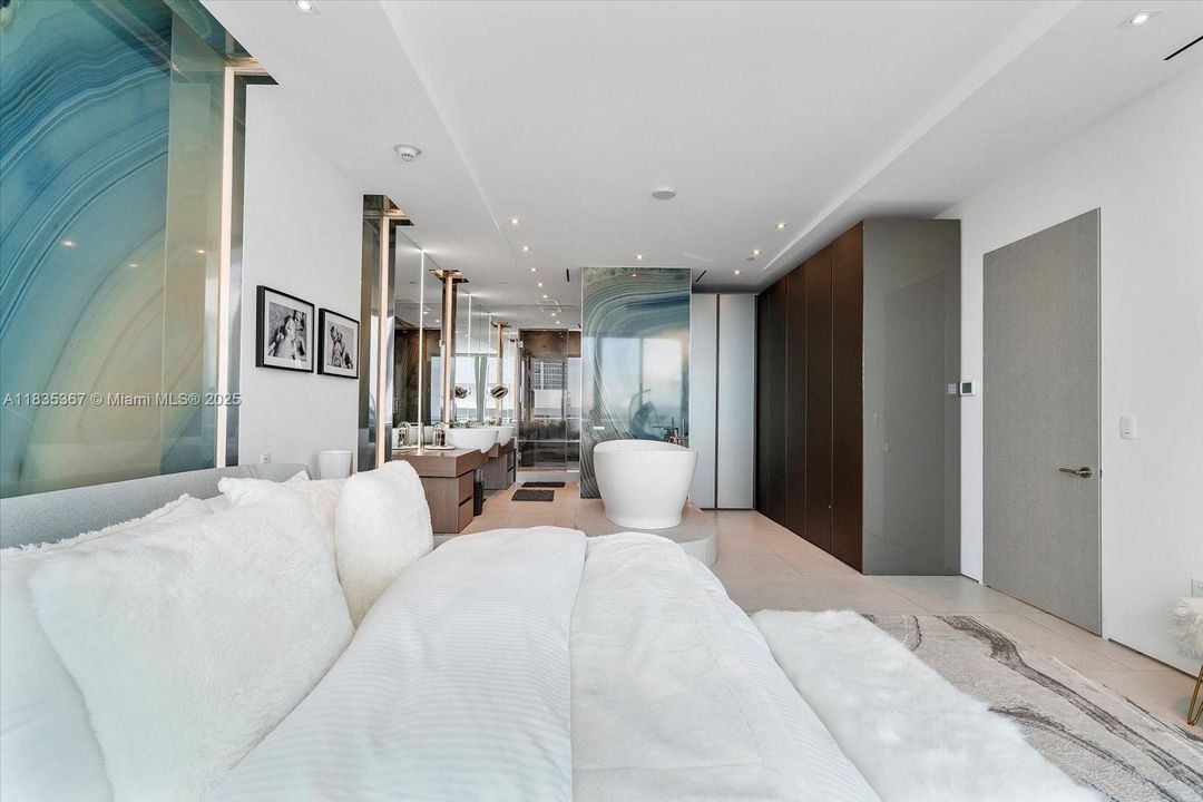 合同活跃: $3,190,000 (2 贝兹, 2 浴室, 2300 平方英尺)