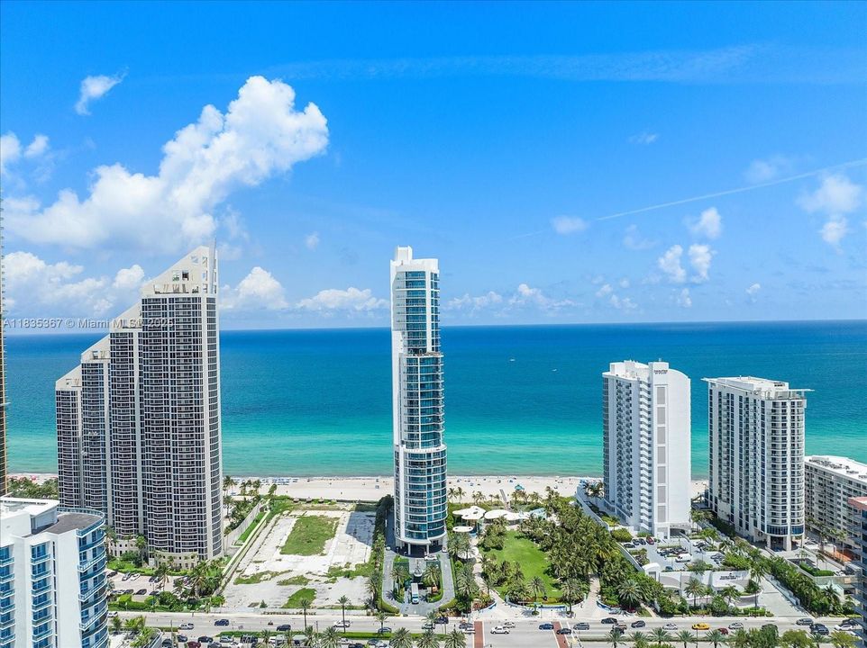 合同活跃: $3,190,000 (2 贝兹, 2 浴室, 2300 平方英尺)