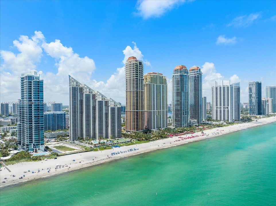 合同活跃: $3,190,000 (2 贝兹, 2 浴室, 2300 平方英尺)