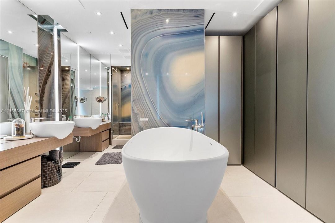 合同活跃: $3,190,000 (2 贝兹, 2 浴室, 2300 平方英尺)