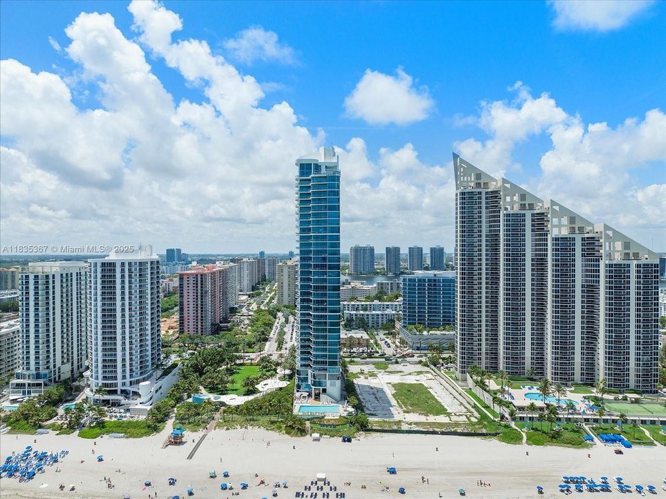 合同活跃: $3,190,000 (2 贝兹, 2 浴室, 2300 平方英尺)