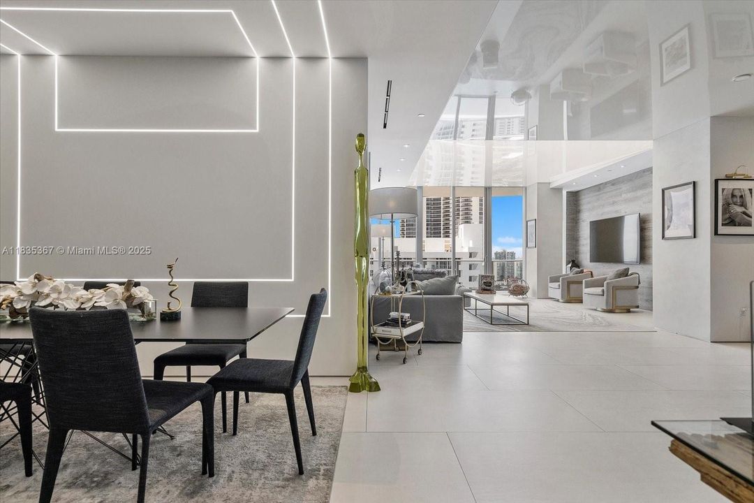 合同活跃: $3,190,000 (2 贝兹, 2 浴室, 2300 平方英尺)