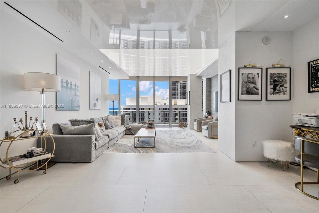 合同活跃: $3,190,000 (2 贝兹, 2 浴室, 2300 平方英尺)